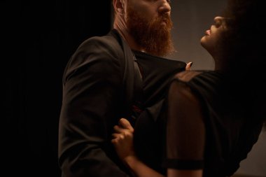 Kırpılmış Afrikalı Amerikalı kadın randevu sırasında sakallı erkek ceketi giyiyor, seksi çift.