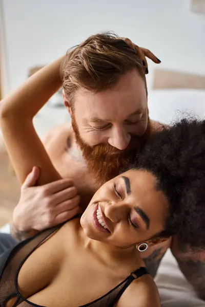Sakallı Dövmeli Bir Adam Yatakta Çamaşırlı Afro Amerikan Bir Kadınla — Stok fotoğraf