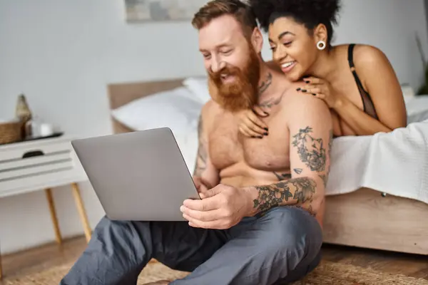 Happy Tattooed Man African American Woman Watching Movie Laptop Multicultural — Stock Photo, Image