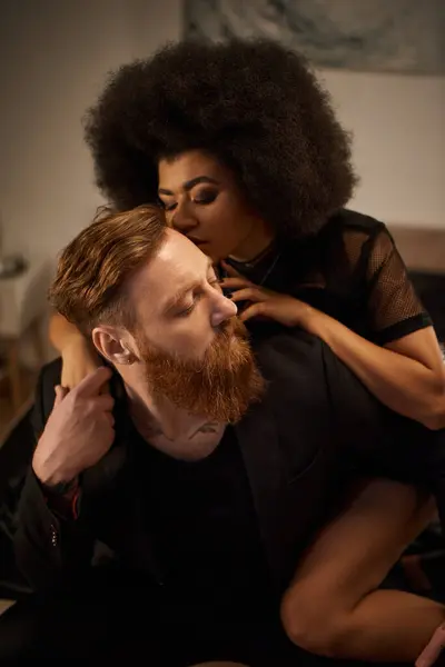 自宅で多文化カップルの情熱的な夜 カール アフリカ系アメリカ人女性がタトゥーの男にキス — ストック写真
