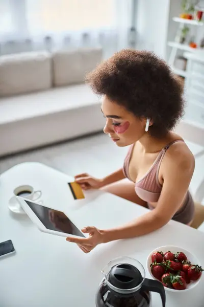 Szczęśliwy Afroamerykanka Zakupy Online Tabletem Kartą Kredytową Ręku Kawa Bok — Zdjęcie stockowe