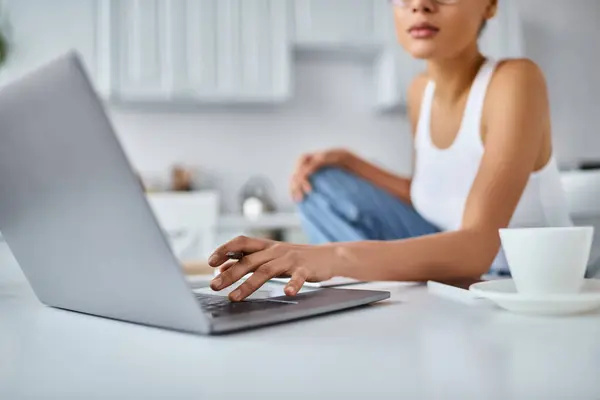 非洲裔美国自由职业者 从家里远程工作在她的笔记本电脑上 喝咖啡 — 图库照片