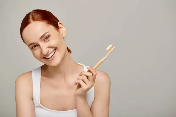 Счастливая Женщина Рыжими Волосами Бамбуковой Зубной Щеткой Зубной Пастой Сером — стоковое фото