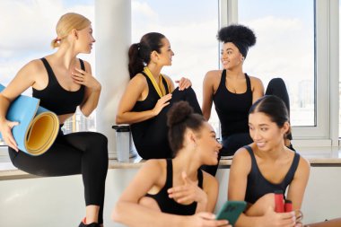 Aktif görevde olan beş pozitif bayan arkadaş, pilates stüdyosunda çalıştıktan sonra sohbet ediyorlar.