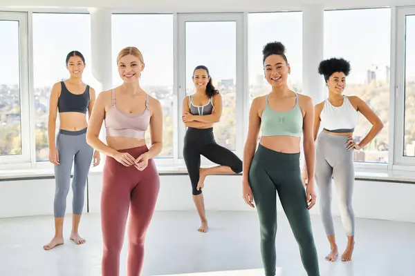 Beş Mutlu Irklar Arası Kadın Grubu Pilates Stüdyosunun Içinde Etek — Stok fotoğraf