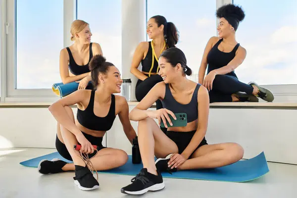 Group Young Five Interracial Woman Active Wear Chatting Workout Pilates — Stock Photo, Image
