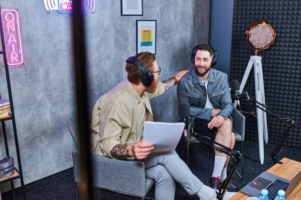 трудолюбивый бородатый интервьюер обсуждал основные вопросы со своим молодым гостем во время подкаста