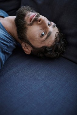 Depresyondaki depresyondaki erkek, depresif bölümde kanepede uzanıyor, akıl sağlığı yerinde.