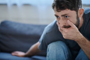 Her gün gömleğini giyen endişeli bir adam depresif bir olay sırasında ağzını kapatıyor. Ruh sağlığı farkındalığı.