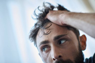 Depresyondaki hasta, sakallı, sinir krizi sırasında eli suratında, zihinsel sağlık farkındalığı olan adam.