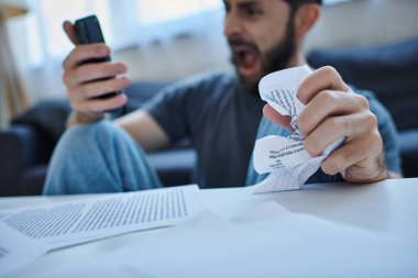 Depresif bölüm boyunca akıllı telefonuna bağıran depresif adam, akıl sağlığı