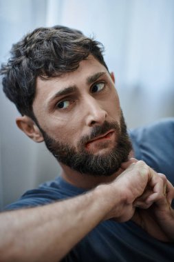 Tişörtlü umutsuz bir adam sinir krizi, ruh sağlığı ve kan kaybından ölene kadar dudaklarını ısırıyor.