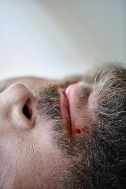 Depresif bir olay sırasında dudaklarını ısıran endişeli bir adamın görüntüsü, akıl sağlığı.