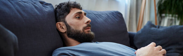 тревожный отчаянный человек, лежащий на диване во время депрессивного эпизода, психического здоровья осведомленности, баннер