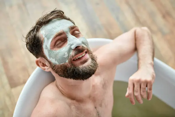 Goed Uitziende Vrolijke Man Met Baard Gezichtsmasker Chillen Zijn Bad — Stockfoto