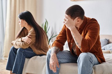 üzgün genç bir çift yatak odasında oturuyor, ilişki sorunları konsepti