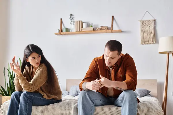 Frustrovaný Multietnický Pár Sedící Hádající Doma Ložnici Koncept Rozvodu — Stock fotografie