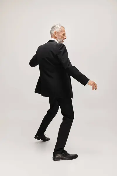 Vrolijke Goed Uitziende Volwassen Man Elegante Pak Met Strikje Dansen — Stockfoto