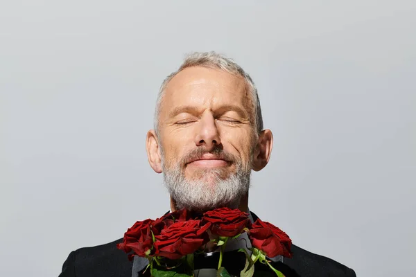 Χαρούμενος Όμορφος Ώριμος Άντρας Κομψό Σμόκιν Κρατώντας Κόκκινα Τριαντάφυλλα Μπουκέτο — Φωτογραφία Αρχείου