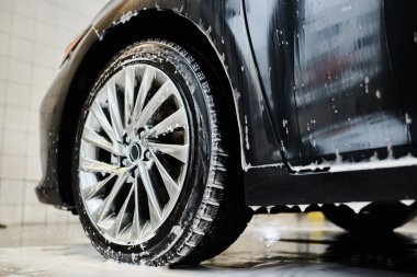 Araba temizleme servisi sırasında sabunla kaplanmış siyah modern otomotiv fotoğrafının nesne fotoğrafı