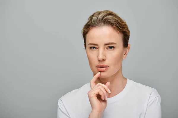 Attraktive Blonde Frau Mit Kontaktlinsen Und Gesammelten Haaren Die Vor — Stockfoto