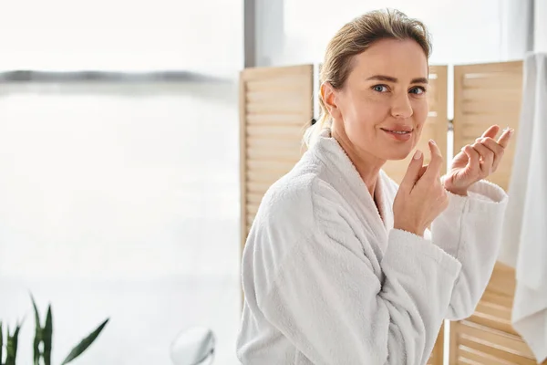 Vacker Kvinna Badrock Bär Sina Kontaktlinser Nära Spegeln Badrummet Och — Stockfoto