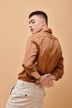 Bej gömlekli şık bir adamın arka plan portresi.