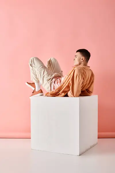 Seitenansicht Foto Von Mann Pfirsichfarbenem Outfit Auf Weißem Würfel Auf — Stockfoto