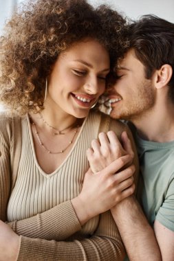 Aşk dolu bir çiftin romantik görüntüsü. Sabah ışığında kucaklaşıyorlar. Gülüyor ve sarılıyorlar.
