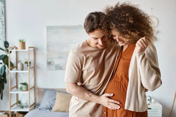 Pareja Cariñosa Dormitorio Abrazándose Tiernamente Mientras Esperan Bebé Mujer Embarazada — Foto de Stock