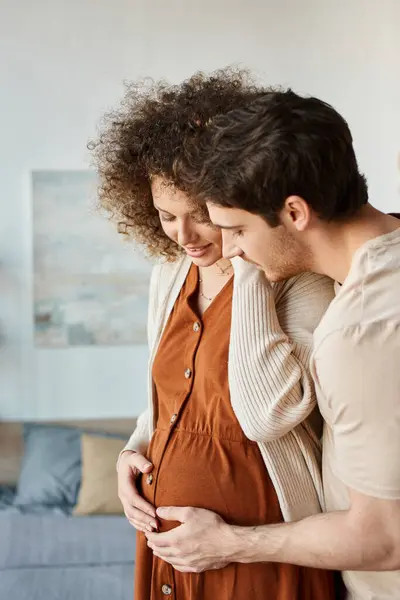 Precioso Hombre Feliz Abrazando Esposa Embarazada Por Detrás Pie Casa —  Fotos de Stock