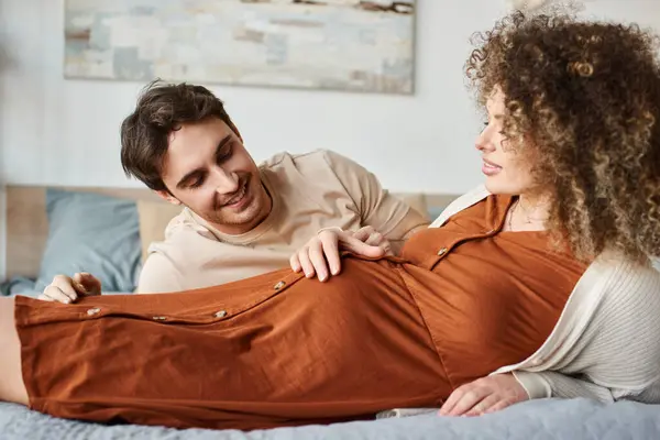 Schwangere Mit Ehemann Schlafzimmer Bett Liegend Mann Berührt Den Bauch — Stockfoto