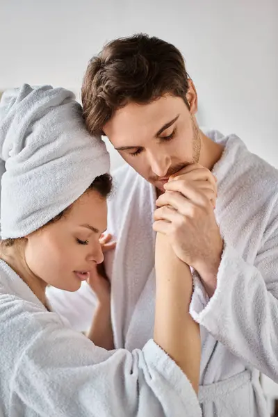 Morgonpar Förälskade Badrummet Stilig Man Kysser Flickvän Hand Försiktigt — Stockfoto