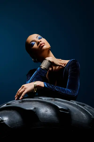 Junge Afroamerikanerin Blauem Kleid Sitzt Anmutig Auf Einem Reifen Einem — Stockfoto