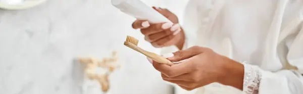 Close African American Woman Afro Braids Holding Toothbrush Her Modern — Stock Photo, Image