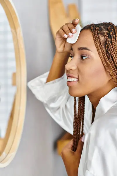 一位穿着浴衣的非洲裔美国妇女用棉布垫着墨粉 展示了她们的美感和卫生习惯 — 图库照片