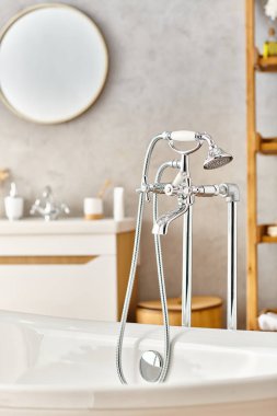 Yansıtıcı aynanın yanında beyaz bir küvet olan modern bir banyo.