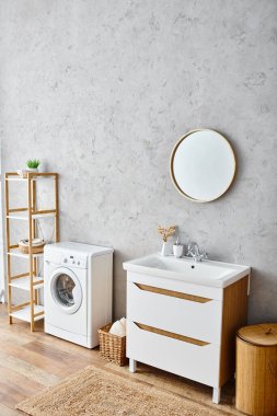 Yıkama ve kurutma makinesi olan beyaz, temiz, modern banyo güzellik ve hijyen rutinine odaklanıyor..