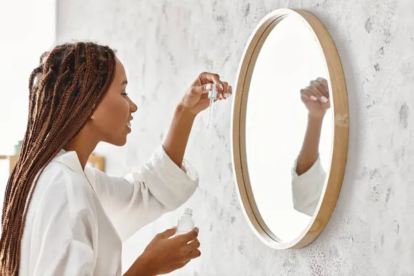 Afroamerikansk Kvinna Med Afro Flätor Badrock Applicera Serum Ett Modernt — Stockfoto