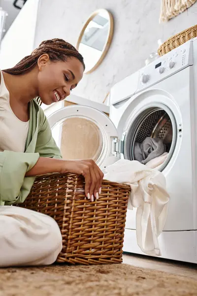 Afroamerikanerin Mit Afro Zöpfen Sitzt Auf Dem Boden Neben Waschmaschine — Stockfoto
