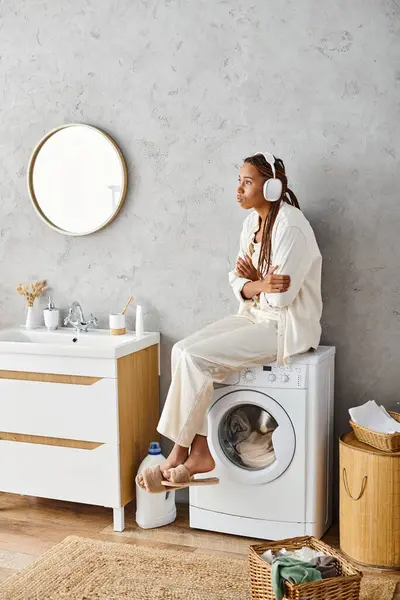 Saçları Örülü Bir Kadın Banyoda Çamaşır Makinesine Nazikçe Oturur Çamaşır — Stok fotoğraf