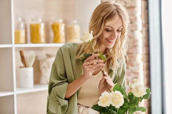 Mulher Frente Vaso Cheio Flores Uma Cozinha — Fotografia de Stock