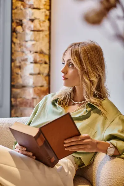 Woman Sits Couch Engrossed Book — Stock Photo, Image