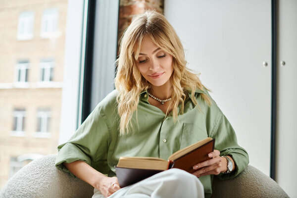 Женщина, погруженная в чтение у окна.