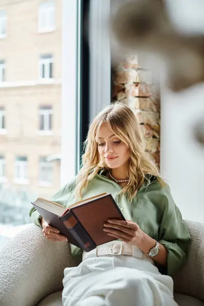 自宅の椅子に座っている女性が本を読むことに興奮 — ストック写真