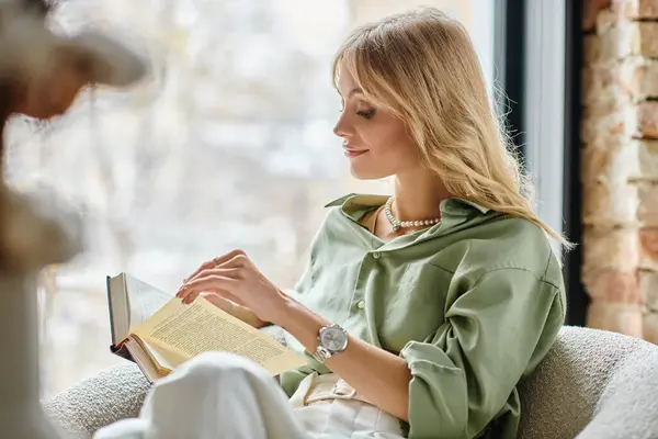 Γυναίκα Διαβάζει Ήσυχα Από Ένα Ηλιόλουστο Παράθυρο — Φωτογραφία Αρχείου