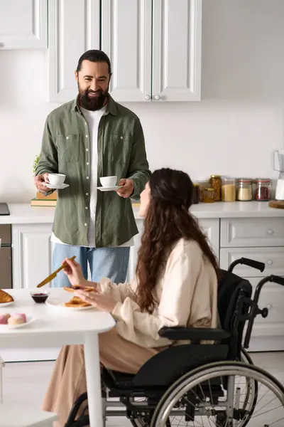 Schöne Fröhliche Frau Mit Behinderung Rollstuhl Beim Frühstück Mit Ihrem — Stockfoto