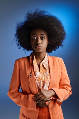 Kıvırcık Afro-Amerikan kadın şeftali tüyü ceketli.