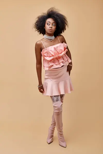Drømmende Afrikansk Amerikansk Jente Årene Poserer Fersken Ruffle Topp Kne – stockfoto
