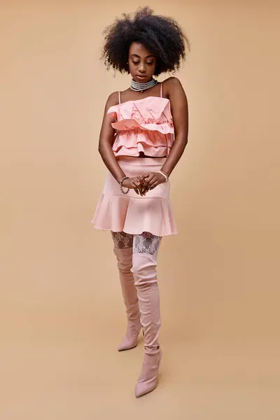 Nieśmiała Afrykańska Modelka Wieku Lat Pozująca Brzoskwiniowej Bluzce Falbankami Beżowych — Zdjęcie stockowe